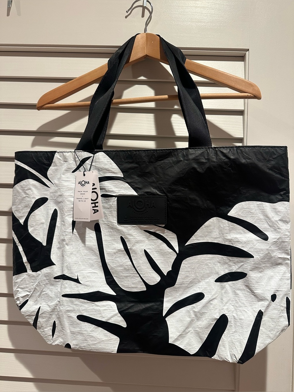 NWT ALOHA COLLECTION THE TOTE TRAVEL MONSTERA BALCK AND WHITE